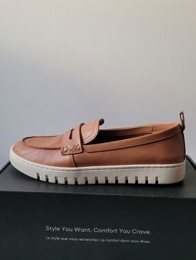 Womens Size 8 Vionic Loafers New